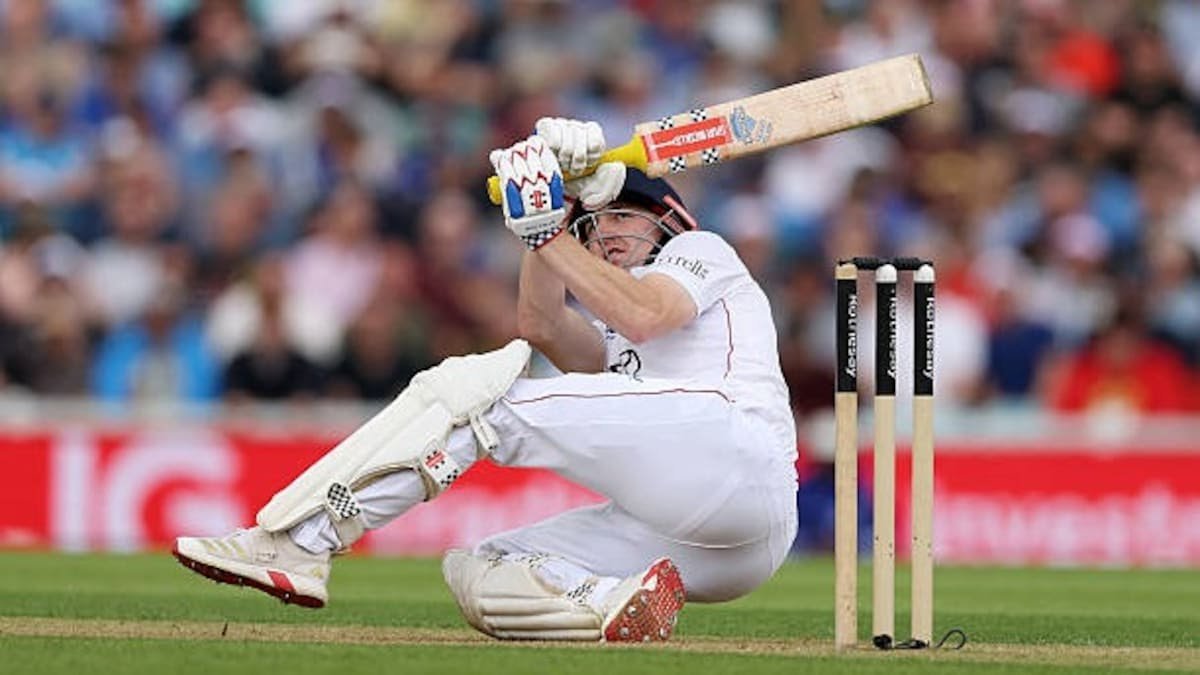 Harry Brook Smashes Rishabh Pant‑Style Sweep Six; Ben Stokes’ Reaction Goes Viral England’s middle-order batter Harry Brook lit up Day 2 of the Fifth Test at The Oval with an audacious sweep shot—falling forward yet still sending Siraj’s delivery over deep fine-leg for six. The shot immediately drew comparisons to Rishabh Pant and became the highlight of the series. Former England captain Ben Stokes, commenting off‑field due to injury, was caught in utter disbelief—his expression quickly went viral - Cricketinfocus.com